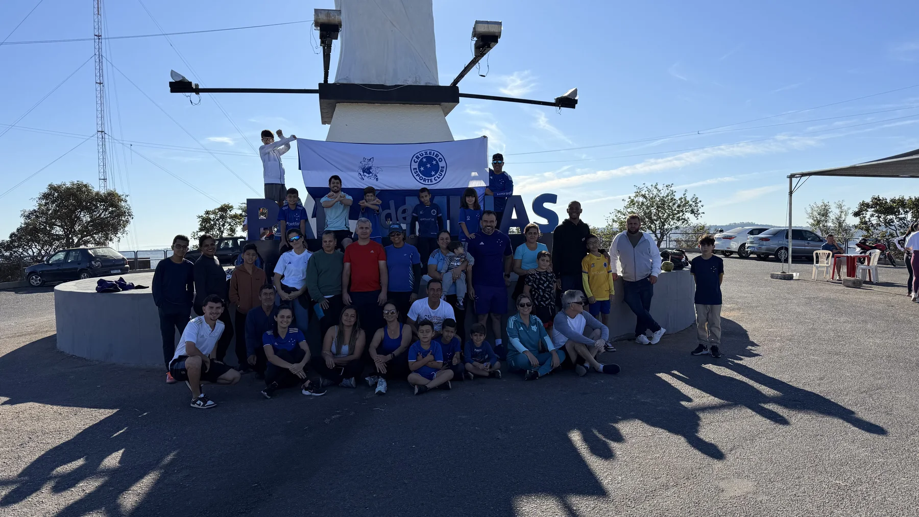 Famílias e alunos reunidos em evento da Escola Cruzeiro