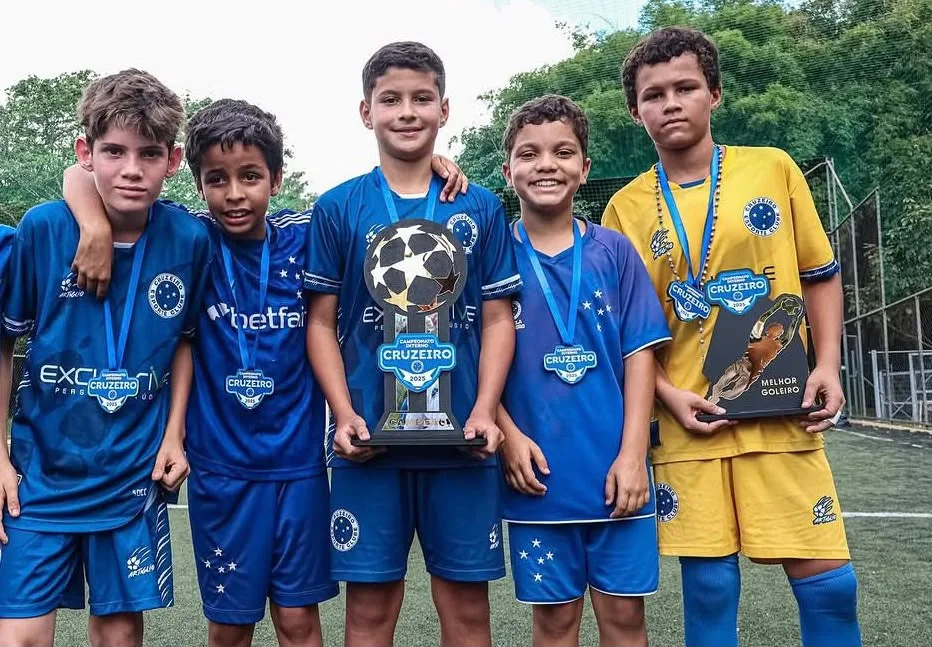 Equipe de alunos da Escola Cruzeiro no campo